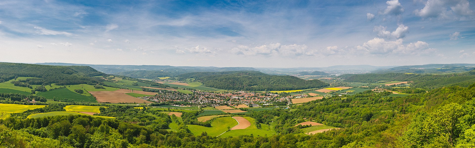 
Panorama vom Plesseturm in Wanfried, Hessen, Deutschland. In der Bildmitte liegt die nordhessische Landstadt Wanfried. Im rechten Teil des Bildes sind die beiden Leuchtberge bei Eschwege zu sehen. (c) Christoph Braun